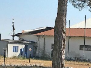 Viterbo - La parte di tetto staccata dell'hangar