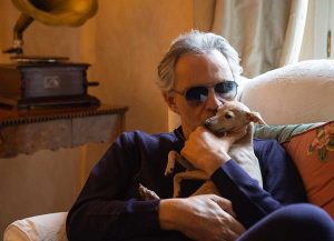 Il cantante Bocelli con il suo cane