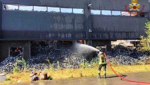 Il deposito di plastica divorato dalle fiamme