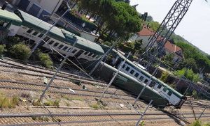 Il treno deragliato
