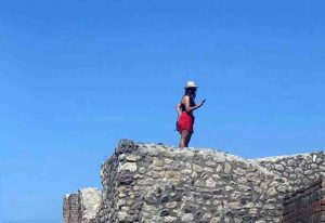La giovane sul tetto delle terme