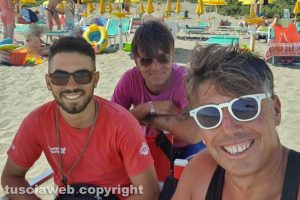 Il capo bagnino Paolo Pizzala con due colleghi