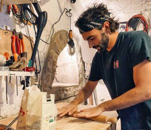 Marco Mengoni prepara la pizza