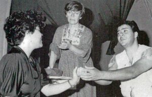 Mimì e Rodolfo provano una scena sotto lo sguardo di Franca Valeri