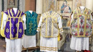 Villa San Giovanni in Tuscia - Gli abiti liturgici della parrocchia di San Giovanni Battista