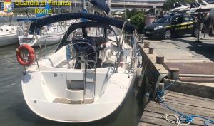 La barca a vela sequestrata dalla finanza di Roma