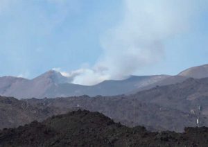 Catania - Alte colonna di fumo dall'Etna
