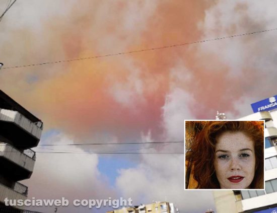 Il cielo sopra le case alla periferia di Beirut e nel riquadro l'artista Laura Allegrini