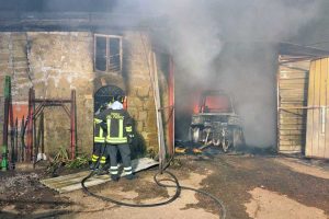 Rimessaggio in fiamme a Ischia di Castro