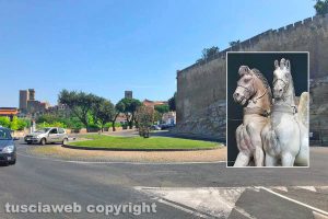 Tarquinia - La rotatoria di circonvallazione Cardarelli - Nel riquadro: i cavalli alati