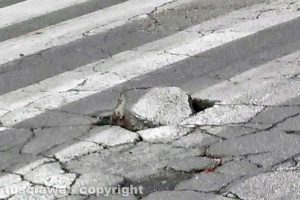 Viterbo - Il blocco di asfalto in via Rossini