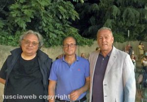 Da sinistra a destra: l’operatore culturale Augusto de Stasio, il sindaco di Bomba Raffaele Nasuti e Silvio Cappelli prima della proiezione del film Piume al vento