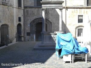 Tarquinia - Sedie, tavoli e altro materiale in piazza Soderini