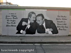 Il murales dedicato a Falcone e Borsellino sul recinto della caserma dei carabinieri