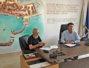 La firma dell'accordo tra il sindaco di Civitavecchia Ernesto Tedesco e il presidente dell'AdSP Francesco Maria di Majo