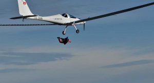 Il primo lancio col paracadute da un aereo elettrico
