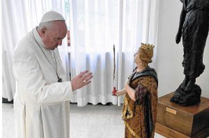 Papa Francesco benedice la statua di S. Corona martire, patrona di Canepina