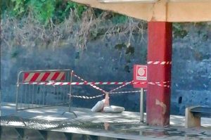 La stazione dell'Acqua Acetosa transennata