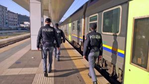 Polfer in una stazione