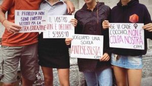 La protesta delle studentesse del liceo Manzoni di Milano contro il sessismo