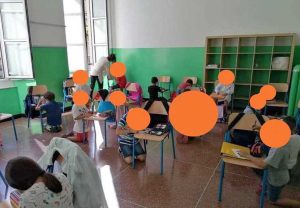 La foto scattata dall'insegnante di una scuola primaria di Genova