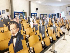 Lecce - Il liceo Vallone di Galatina organizza il distanziamento sociale con le sagome dei grandi della storia