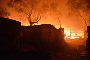 Incendio nel campo profughi a Lesbo