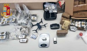 La droga e il drone sequestrati nell'appartamento