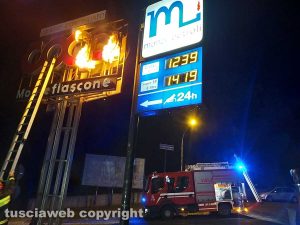 Montefiascone - In fiamme parte dell'insegna della Coop - L'intervento dei vigili del fuoco
