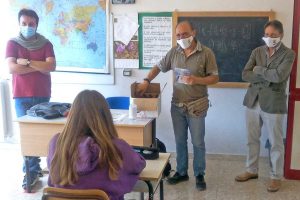 Bolsena - L'Avis consegna una mascherina, una borraccia e una penna ai bambini delle scuole