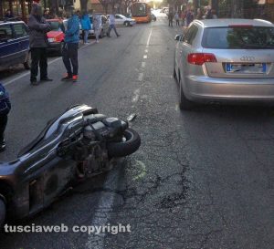 Viterbo - Viale Bruno Buozzi - Incidente, coinvolti uno scooter e due auto