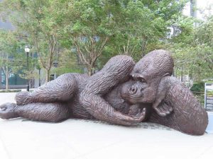 King Nyani, la statua del gorilla installata a New York