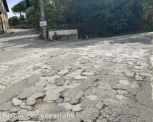 Viterbo - Il manto stradale danneggiato in via della Grotticella