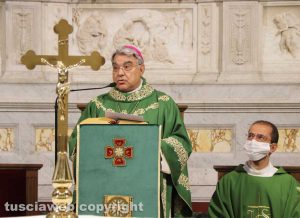 Viterbo - Il vescovo di Albano Marcello Semeraro nell'omelia per don Dante Bernini