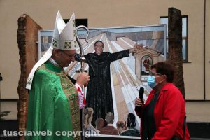 Viterbo - Il vescovo Lino Fumagalli e la sorella di Don Armando all'inaugurazione del mosaico dedicato al primo parroco di Villanova