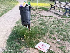 Viterbo - Cartoni di pizza, involucri e bottiglie vuote nel parchetto di via Carlo Cattaneo