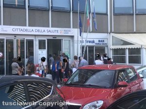 Viterbo - Le persone in attesa di entrare alla Cittadella della salute