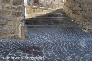 Aggressione nel centro storico di Viterbo - Due giovani accoltellati in via Valle Piatta