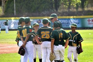 Il manager Fortunati con la squadra
