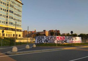 Milano - Lo striscione per Silvio Berlusconi