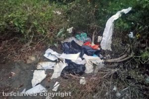 Montalto di Castro - Rifiuti a ridosso della spiaggia di Pescia Romana