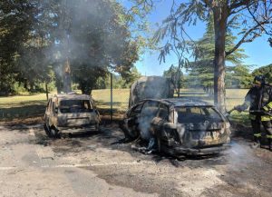 Auto in fiamme davanti alle terme di Ort