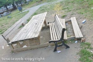 Viterbo - Panchina rotta al parco giochi di via Carlo Cattaneo