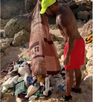 Lewis Hamilton raccoglie rifiuti sulla spieggia a Mykonos