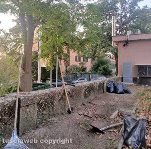 Viterbo - Le pulizie di Alberto Saccarello davanti alla stazione di Porta Romana