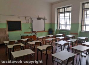 I banchi distanziati in una scuola