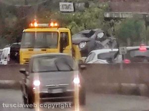 Nepi - Auto cappotta sulla Cassia