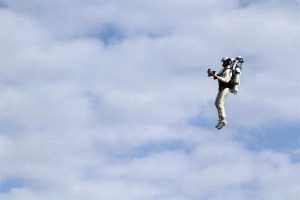 Un uomo in jet-pack