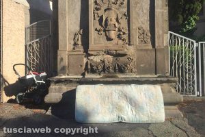 Viterbo - Materasso e passeggino abbandonati davanti alla fontana di piazzale Gramsci