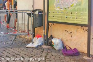 Viterbo - Secchi dell'immondizia pieni